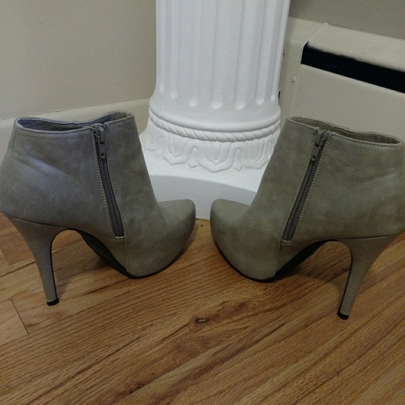 2b Bebe Women's Heels/booties - Picture 2 of 3